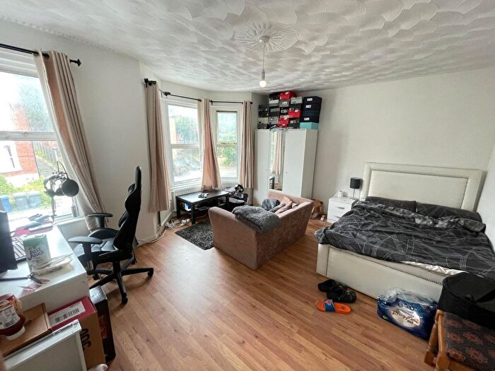 6 Bedroom Semi-Detached House To Rent In Priory Avenue, High Wycombe, HP13