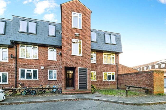 2 Bedroom Flat For Sale In Limes Avenue, Chigwell, Essex, IG7