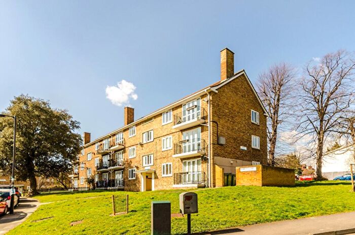 2 Bedroom Flat To Rent In Domett Close, Denmark Hill, London, SE5