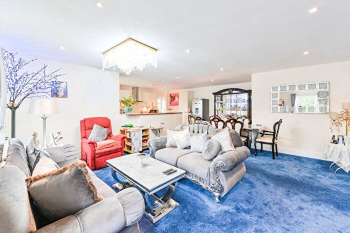 3 Bedroom Flat For Sale In Elm Park Road, Pinner, HA5