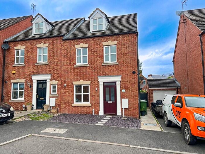 4 Bedroom Town House To Rent In Blacksmith Croft, Marehay, DE5