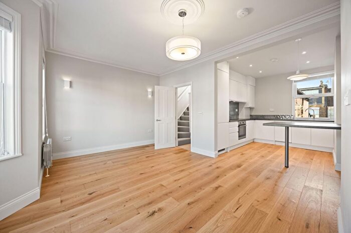 3 Bedroom Flat To Rent In Ravensworth Road, Kensal Green, London, NW10