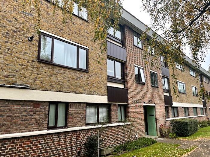 2 Bedroom Flat To Rent In Greenacres, London, SE9