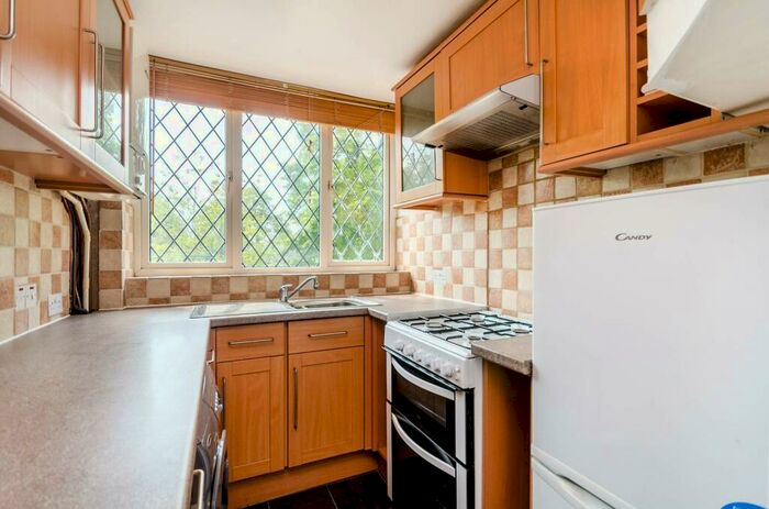 2 Bedroom Flat To Rent In Beulah Hill, Upper Norwood, London, SE19