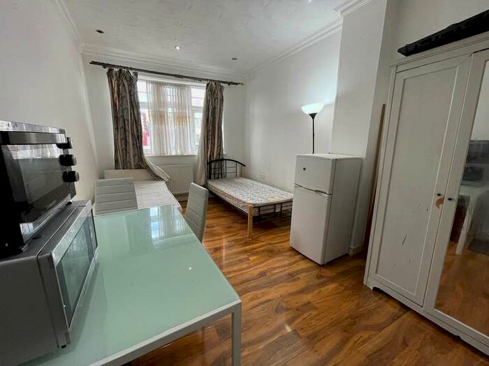Flat To Rent In Kenton Road, Harrow, HA3