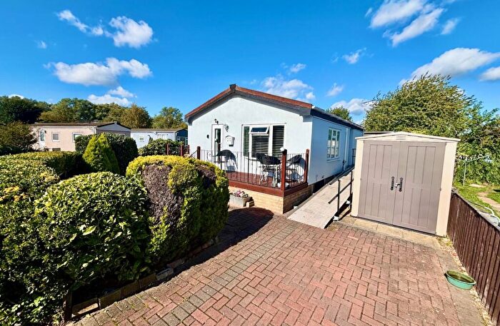 2 Bedroom Park Home For Sale In Penton Park, Chertsey, Surrey, KT16