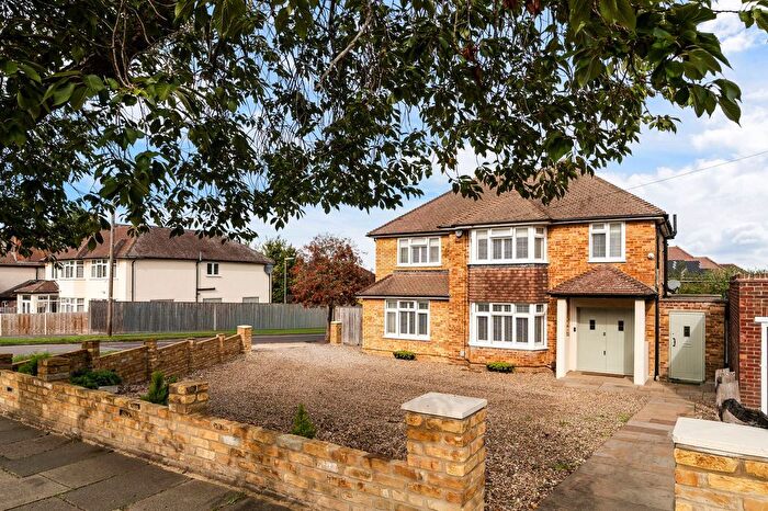4 Bedroom Detached House For Sale In Shawley Way, Epsom, KT18