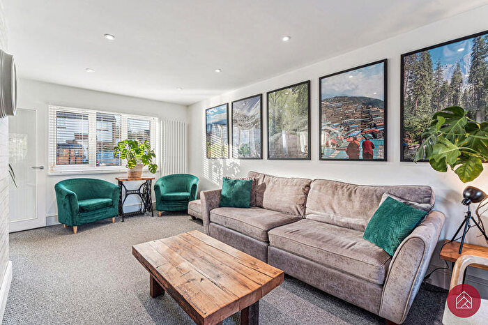 3 Bedroom Semi Detached House For Sale In Elton Crescent, Oxford, OX33