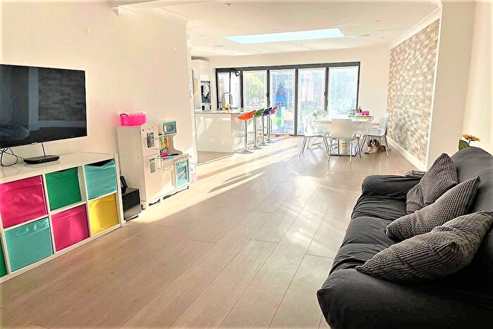 4 Bedroom Flat To Rent In Sefton Avenue, Mill Hill, NW7