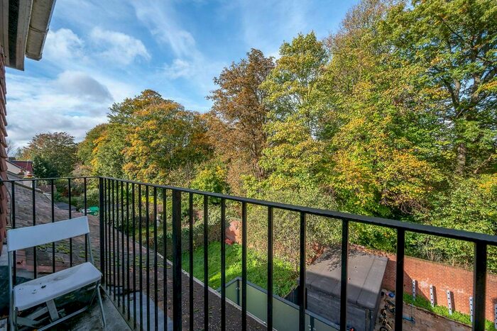 2 Bedroom Flat To Rent In Roehampton Vale, Putney, London, SW15