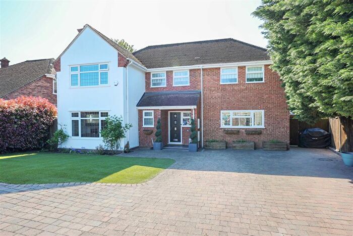 4 Bedroom Detached House For Sale In The Chantry, Hillingdon, UB8