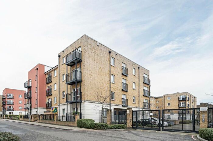 2 Bedroom Flat To Rent In Candle Street, Mile End, London, E1