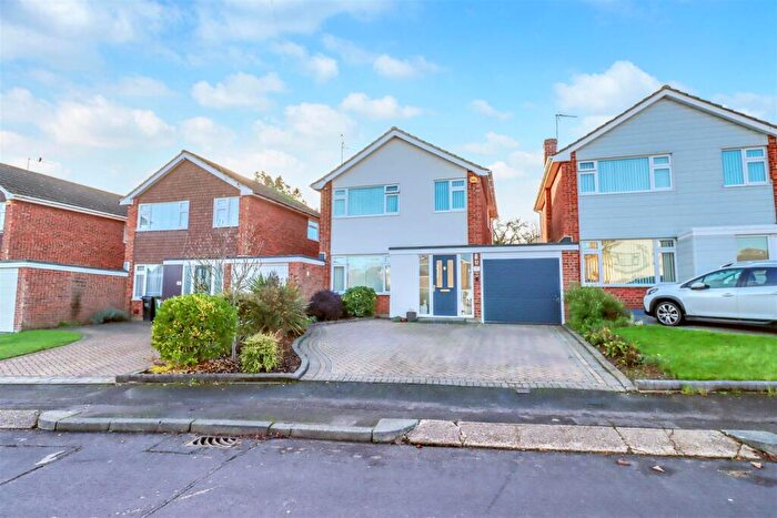 3 Bedroom Link Detached House For Sale In Highcliffe Way, Wickford, SS11