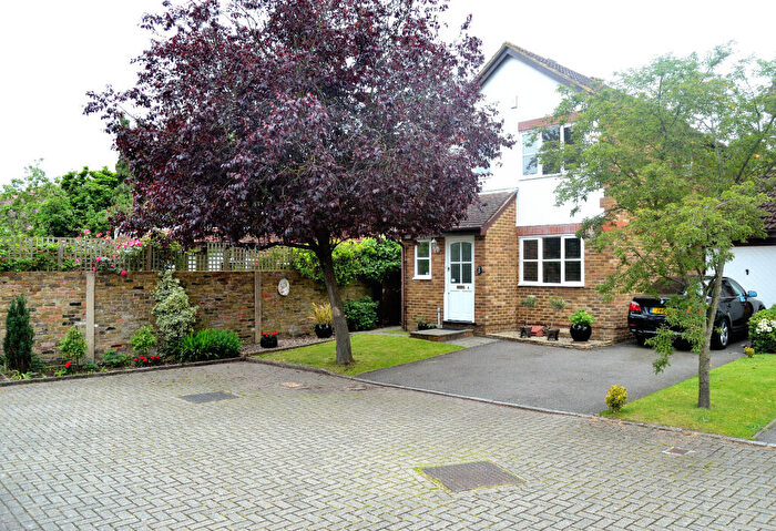 3 Bedroom Detached House To Rent In Rosemead, Chertsey, Surrey, KT16