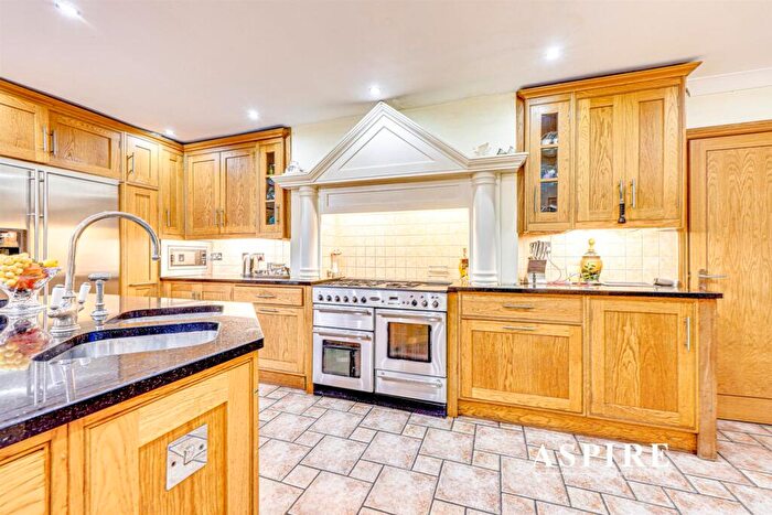 4 Bedroom Detached House For Sale In Sq Ft, . Acres, Swimming Pool - London Hill, Rayleigh, SS6