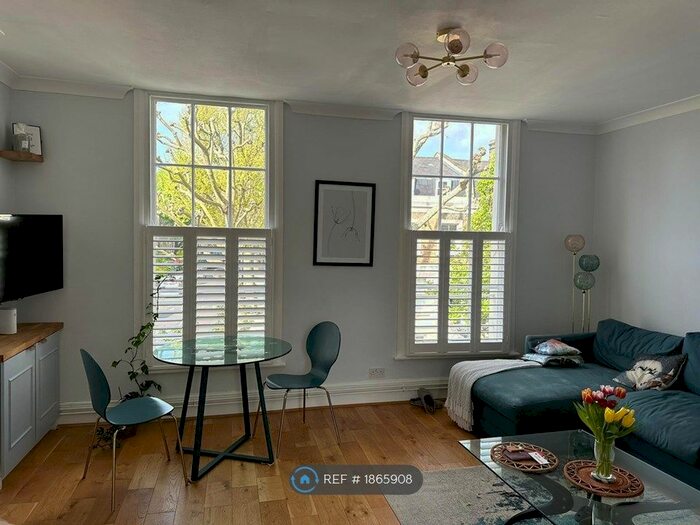 2 Bedroom Flat To Rent In Grosvenor Park, London, SE5