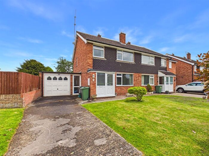 3 Bedroom Semi-detached House For Sale In High View, Hempsted, Gloucester, GL2