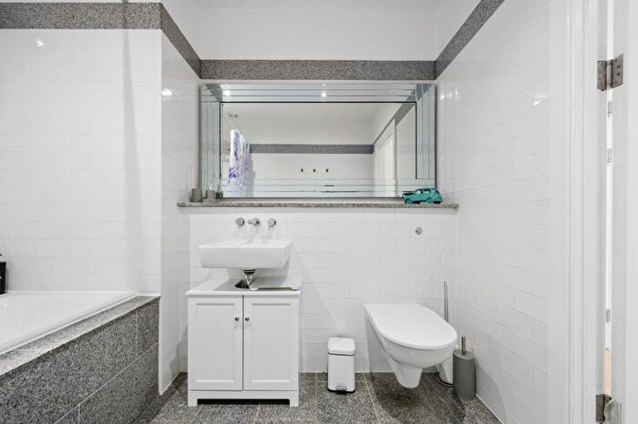 2 Bedroom Apartment To Rent In Oldham Road, Manchester, M4