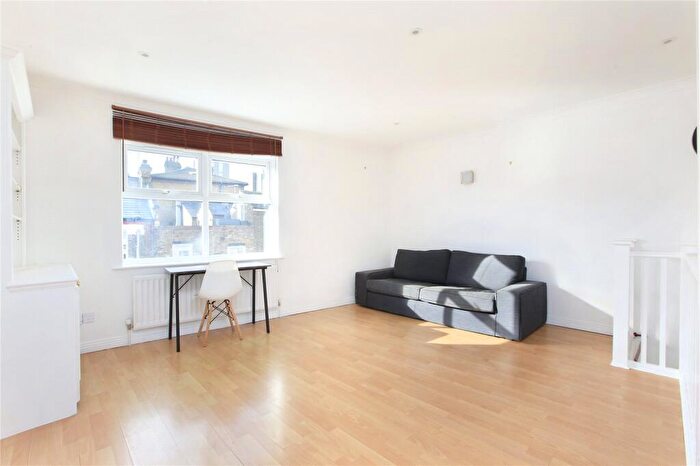1 Bedroom Flat For Sale In Hertford Court, Falcon Road, SW11