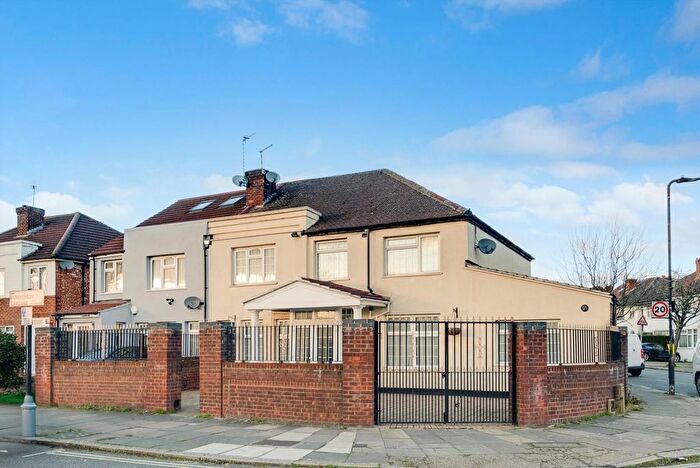 2 Bedroom Flat To Rent In Runnymede Gardens, Western Avenue, Greenford, UB6