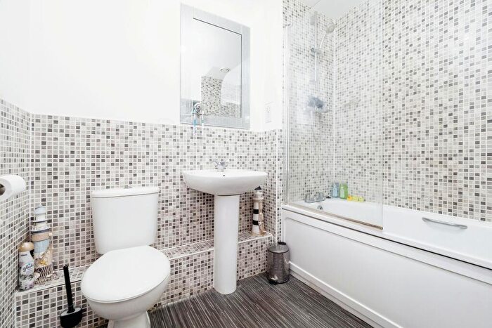 1 Bedroom Flat For Sale In Dean Path, Dagenham, RM8