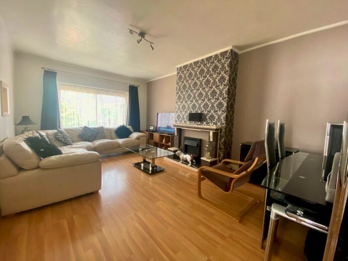 2 Bedroom Bungalow To Rent In Broadway, Rainham, ME8