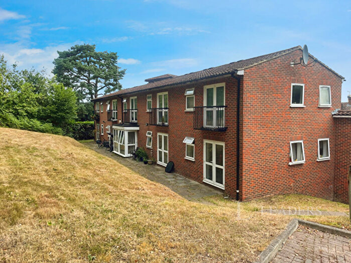 1 Bedroom Flat To Rent In Apple Trees Place, GU22