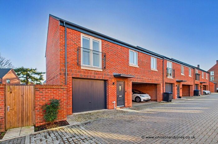 2 Bedroom Coach House For Sale In Garrett Crescent, Chertsey, KT16