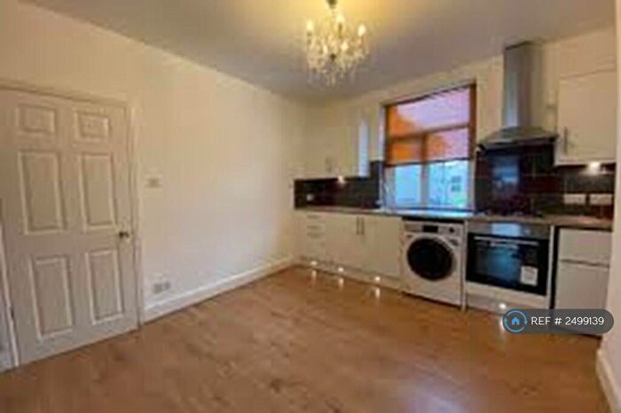 2 Bedroom Flat To Rent In Top Floor Grosvenor Rd, Bristol, BS2