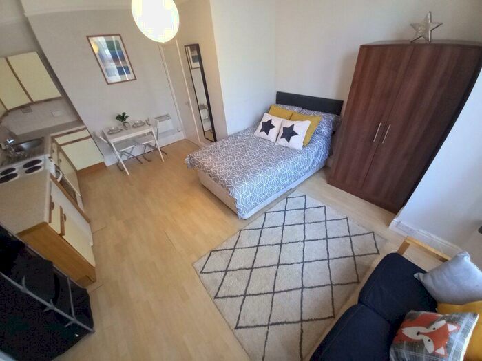 1 Bedroom Flat To Rent In Flat, Headingley Lane, Headingley, Leeds, LS6