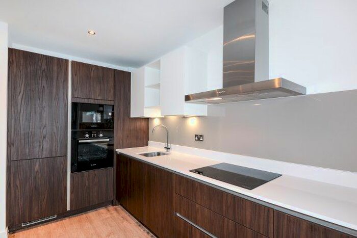 2 Bedroom Flat To Rent In Lockgate Square, Salford, M5