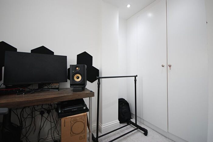 1 Bedroom Property To Rent In Mossbury Road, London, SW11