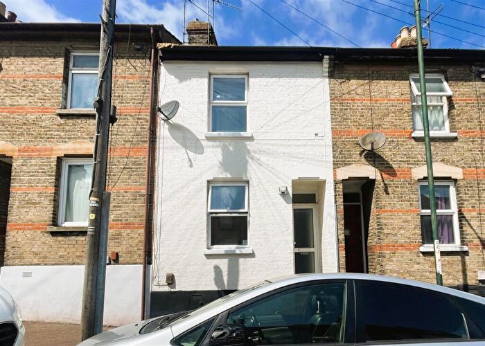 2 Bedroom Terraced House To Rent In Castle Road, Chatham, ME4