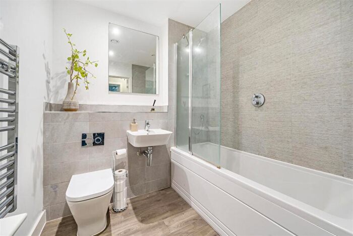 1 Bedroom Flat For Sale In Aspect Place, Mole Road, Hersham, KT12
