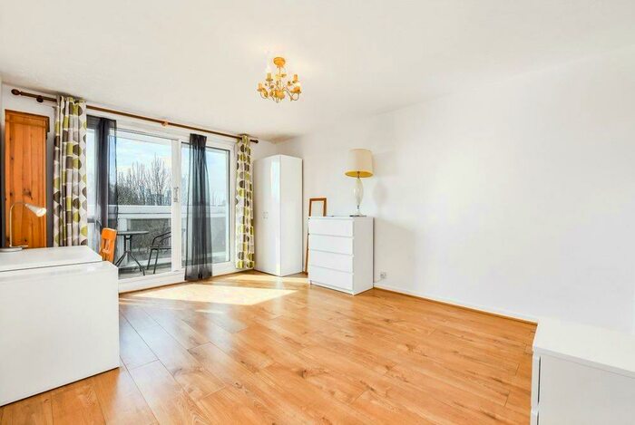 3 Bedroom Flat To Rent In Fern Street, London, E3