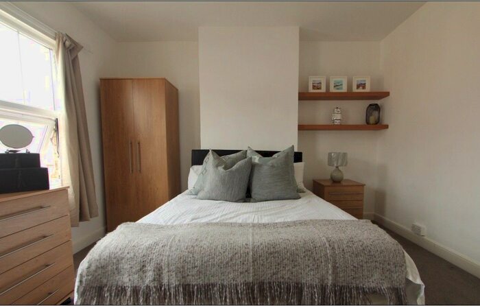 6 Bedroom Terraced House To Rent In Grange Avenue, Reading, RG6