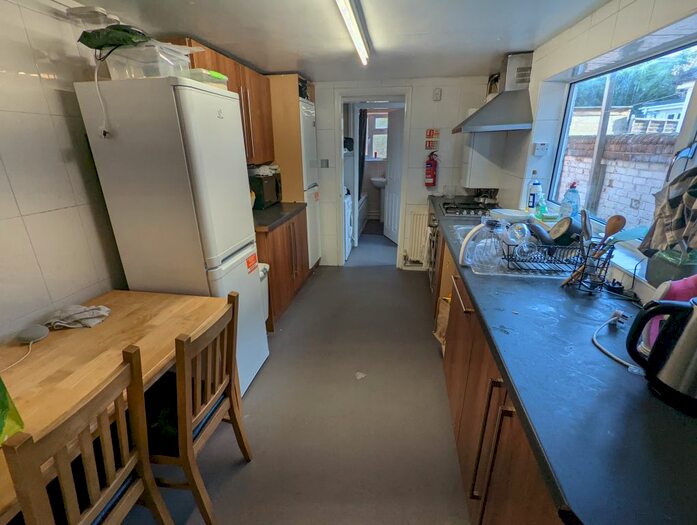 4 Bedroom Terraced House To Rent In De Beauvoir Road, Reading, RG1