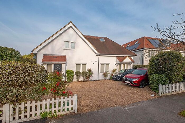 2 Bedroom Flat For Sale In Thistledene, Thames Ditton, KT7