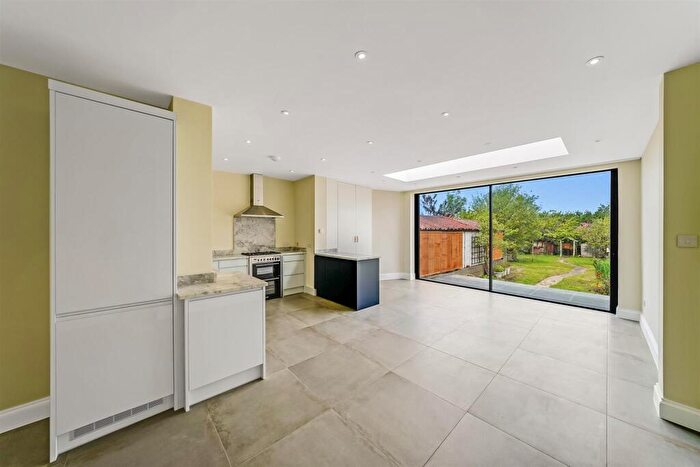 5 Bedroom Semi-Detached House To Rent In Silverthorn Gardens, North Chingford, E4