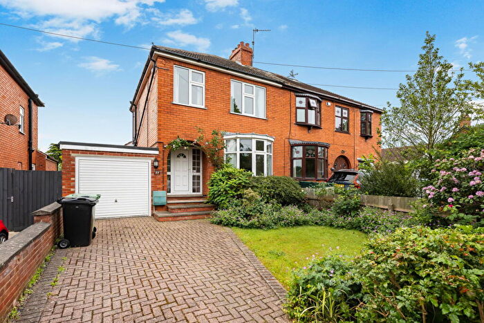 3 Bedroom Semi-Detached House For Sale In Signal Road In Grantham, NG31