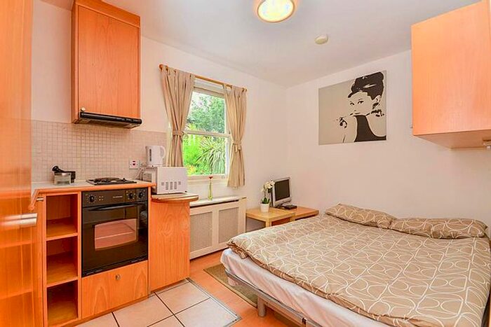 Studio To Rent In West Cromwell Road, Earls Court, London, SW5