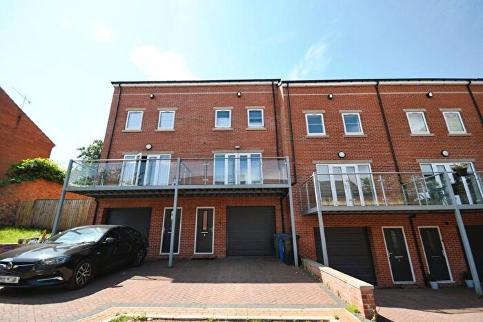 4 Bedroom Town House For Sale In Leith Grove, Chesterfield, Derbyshire, S41