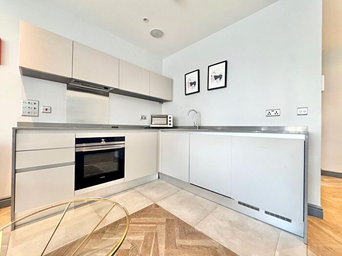 2 Bedroom Flat To Rent In Alexandra Road, Farnborough, GU14