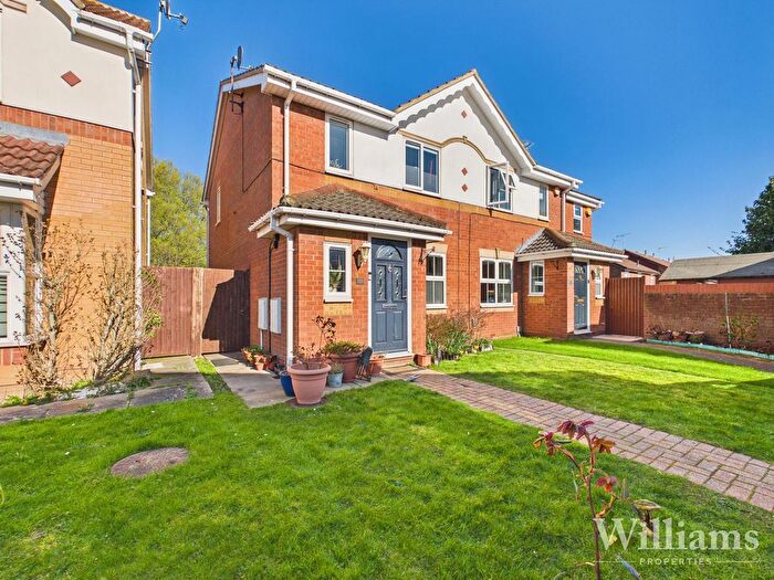 3 Bedroom Semi Detached House For Sale In Phipps Close, Aylesbury, HP20