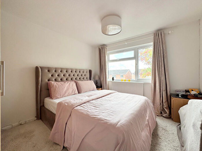 2 Bedroom Flat For Sale In Grymsdyke Road, Wigginton, HP23