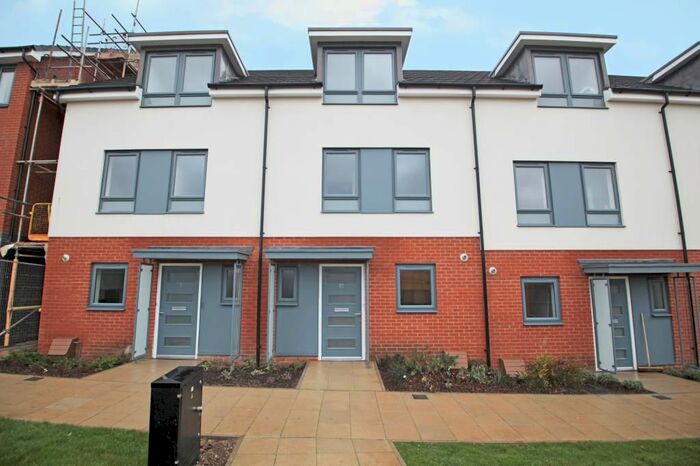 3 Bedroom Terraced House To Rent In Greenham Avenue, Reading, Berkshire, RG2