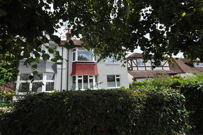 2 Bedroom Flat To Rent In Kingswood Chase, Leigh On Sea, SS9