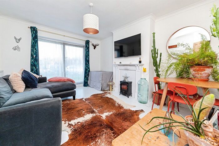 2 Bedroom Flat For Sale In Bentley Road, Hertford, SG14