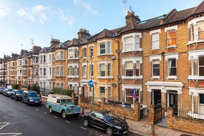 2 Bedroom Flat To Rent In Warriner Gardens, Battersea Park, London, SW11