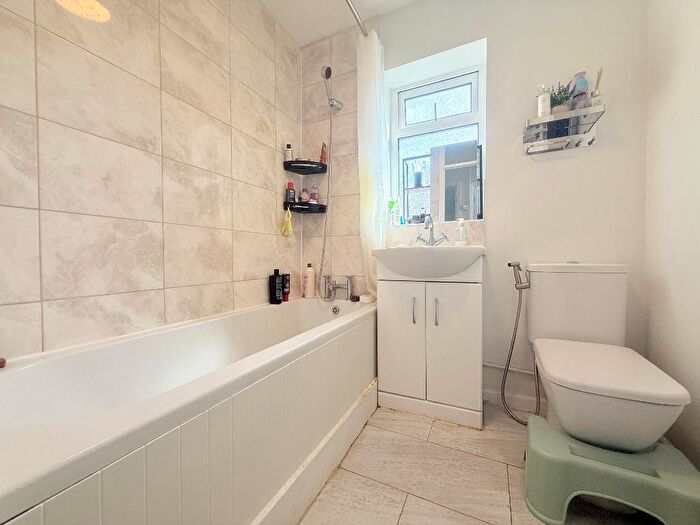 2 Bedroom Bungalow For Sale In Laburnum Grove, Warden Hills, Luton, Bedfordshire, LU3